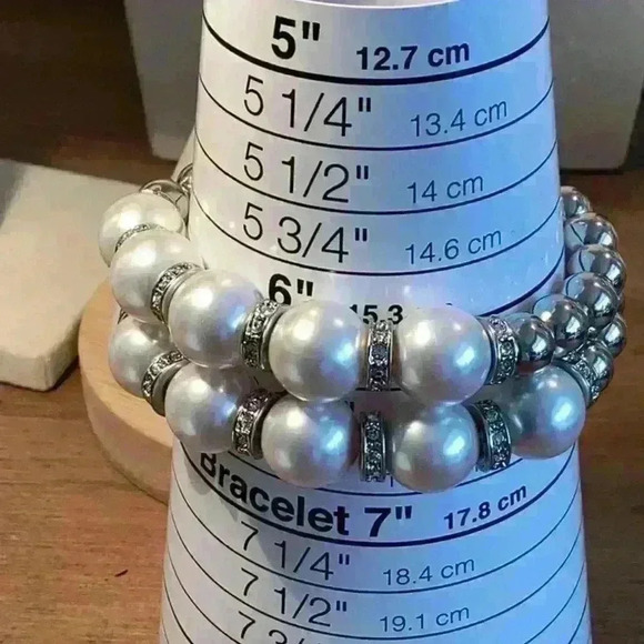 Vintage Stretch Bracelet - white and silver, Glass and Acrylic Beads - Set of 2 - Picture 4 of 5